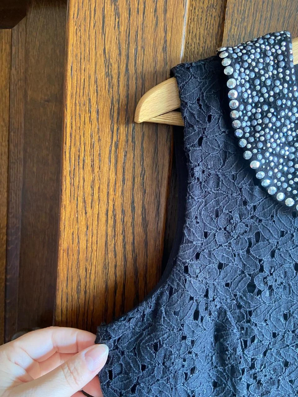 Vestido de encaje negro, cuello con pedrería. Clockhouse. Talla XL – photo 6